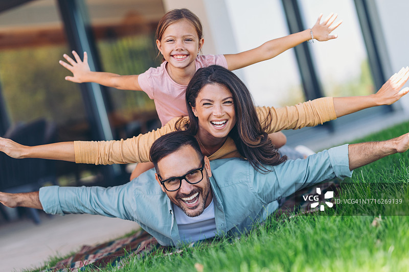 一起快乐地飞翔图片素材