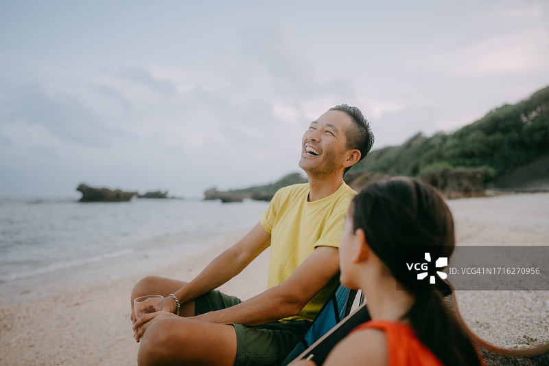 黄昏时分，父亲在海滩上和孩子共度美好时光图片素材