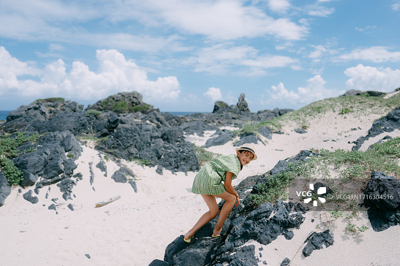小女孩在鹿儿岛县德之岛享受海边漫步，日本图片素材