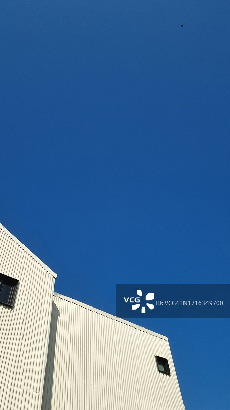 蓝天下白色建筑立面图片素材