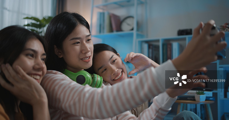 一群年轻女子在家用相机自拍图片素材