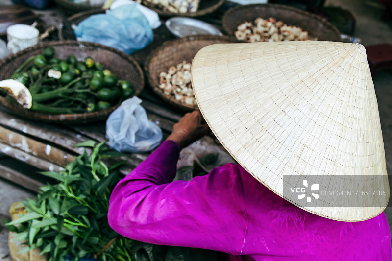 戴斗笠的越南妇女特写图片素材