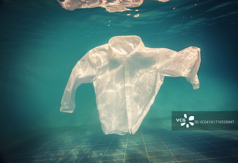 漂浮在游泳池水下的白衬衫图片素材