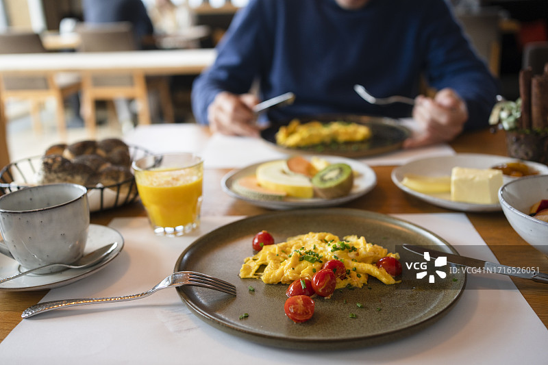 盘中的煎蛋卷、水果沙拉和橙汁，酒店早餐图片素材