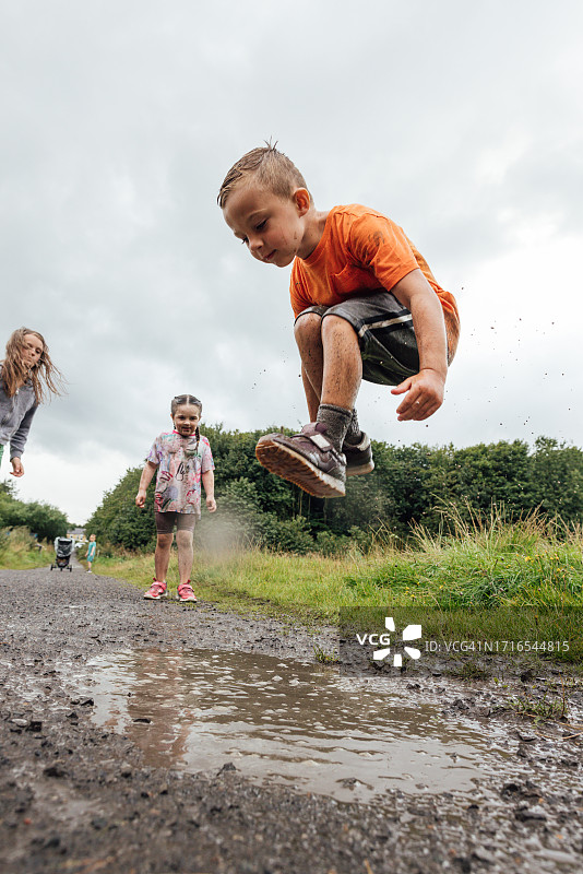 跳进大水坑图片素材