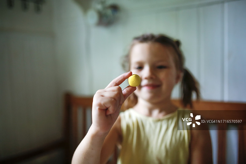 创意儿童：在家在深色木桌上用黄色粘土进行雕刻，以进行感官发展图片素材