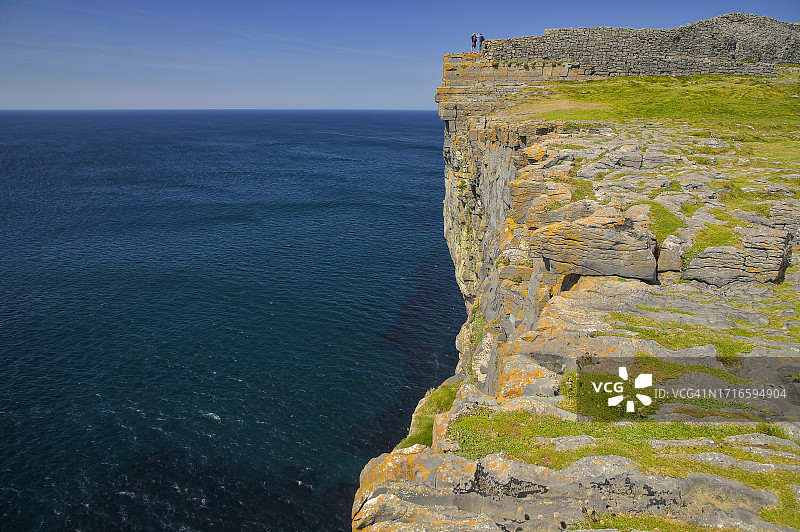 爱尔兰戈尔韦郡阿伦群岛伊尼什莫尔岛的邓安古萨悬崖图片素材