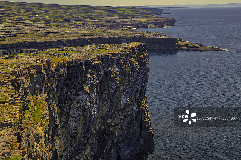 爱尔兰戈尔韦郡阿伦群岛伊尼什莫尔岛的邓安古萨悬崖图片素材