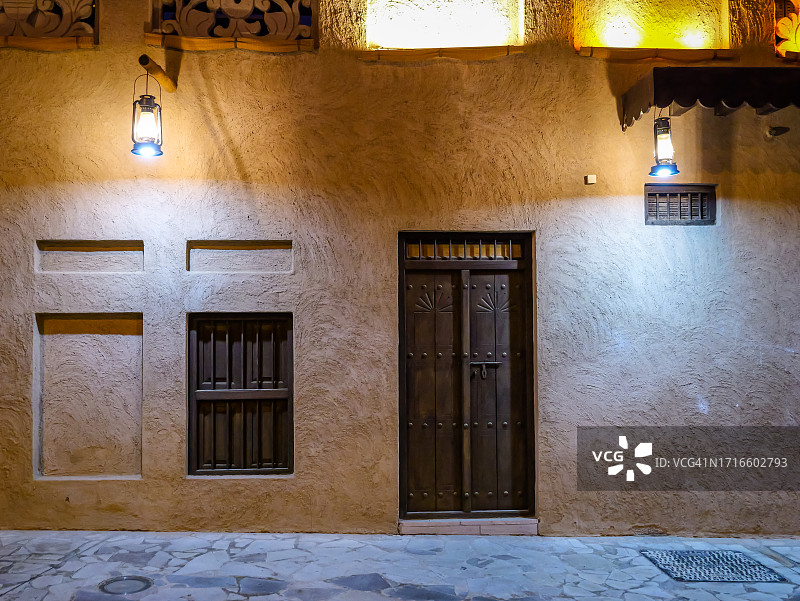 迪拜老城区巴斯塔基亚的传统房屋夜景图片素材