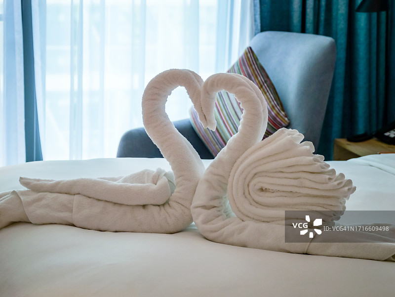 阿联酋迪拜 - 豪华天鹅毛巾艺术欢迎客人入住旅游度假村。图片素材