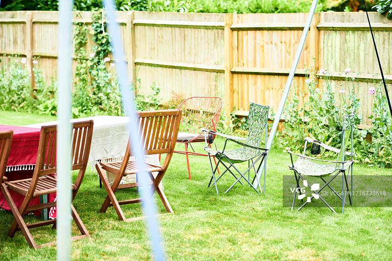 花园草地上的空椅子和桌子图片素材