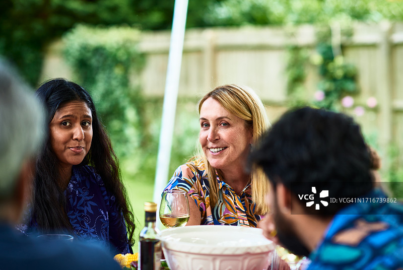 家人朋友在户外畅饮，享受彼此陪伴图片素材