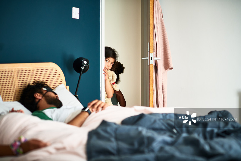 儿童在卧室门口偷看，父母睡着了图片素材