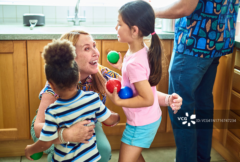 祖母拥抱两个年轻的混血孙子孙女图片素材