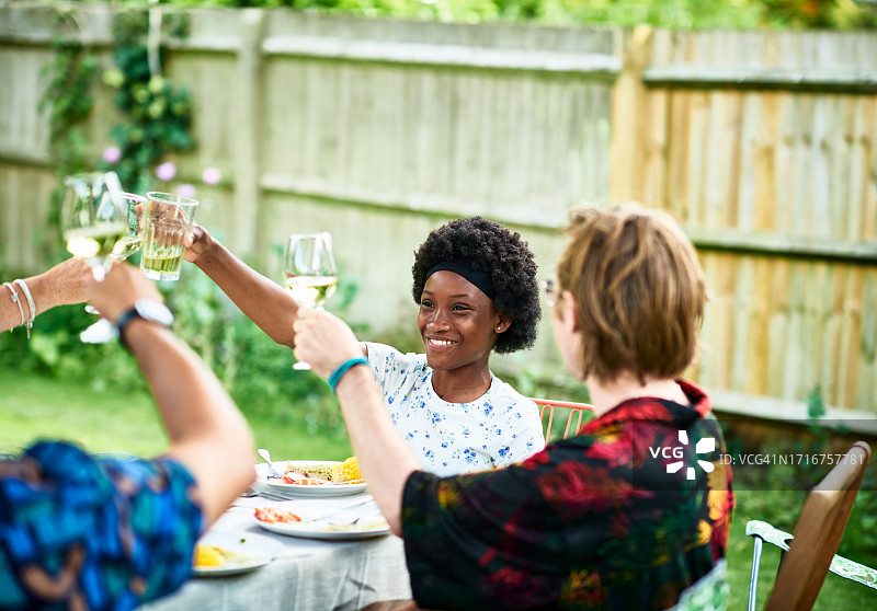举杯庆祝好消息的少女图片素材