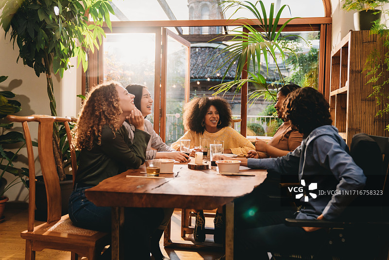 一群朋友一起参加晚宴图片素材