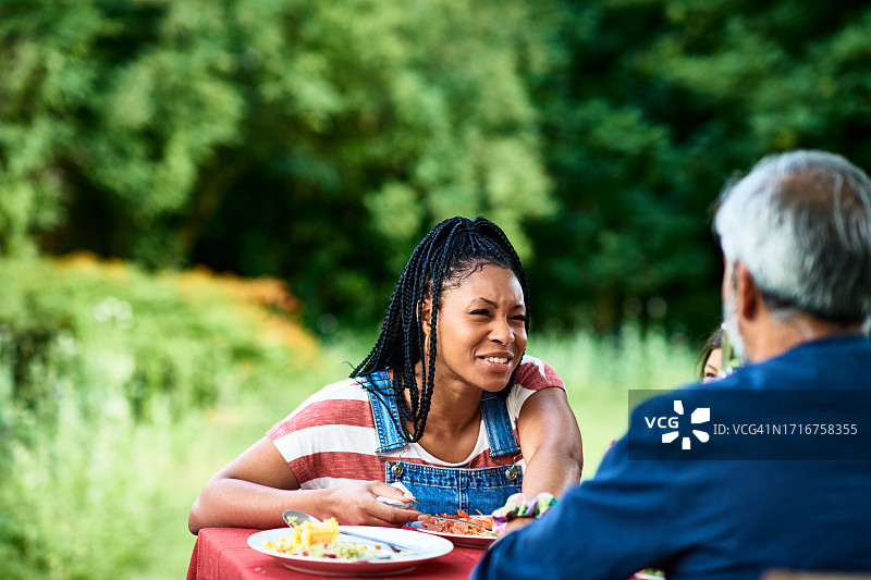 中年妇女坐在桌旁专注地倾听图片素材