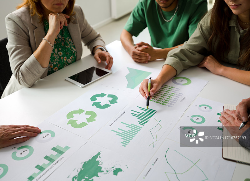 女商人与同事在办公室讨论图表的高角度视图图片素材