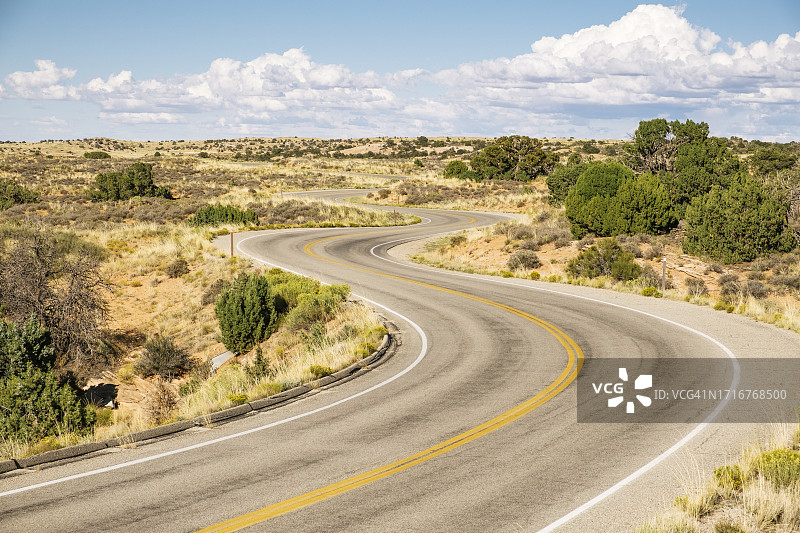 蜿蜒的沙漠公路图片素材