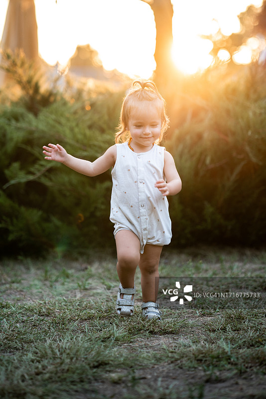 在自然中行走的小女孩肖像图片素材