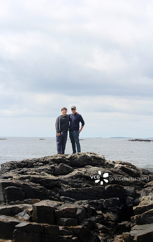 父子在比德福德普尔的悬崖上徒步旅行，东角奥杜邦保护区。图片素材