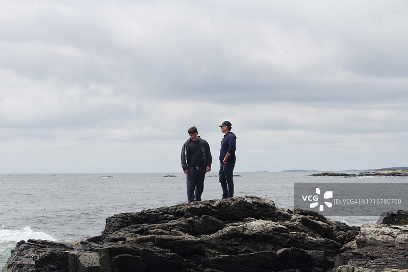 父子探索缅因州海岸：奥杜邦保护区东点图片素材