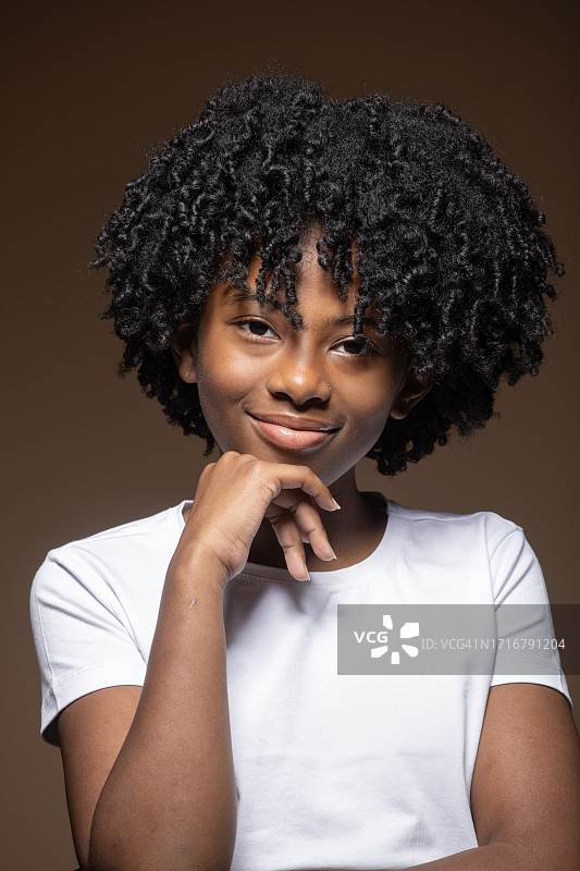 演播室人像：黑人女孩图片素材