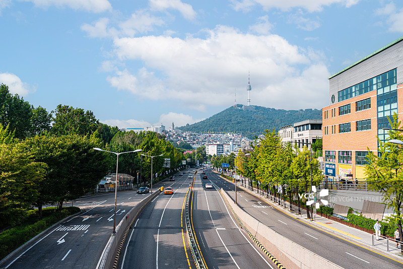 韩国首尔的交通和首尔塔暮色图片素材