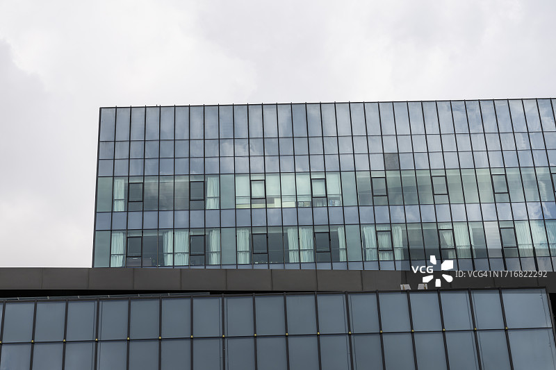 玻璃现代建筑的仰视视角图片素材