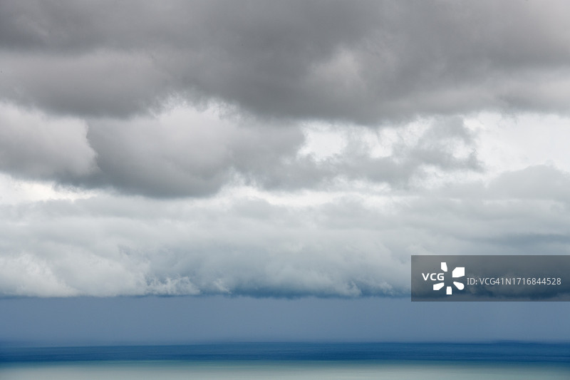 海洋上空的暴风云图片素材