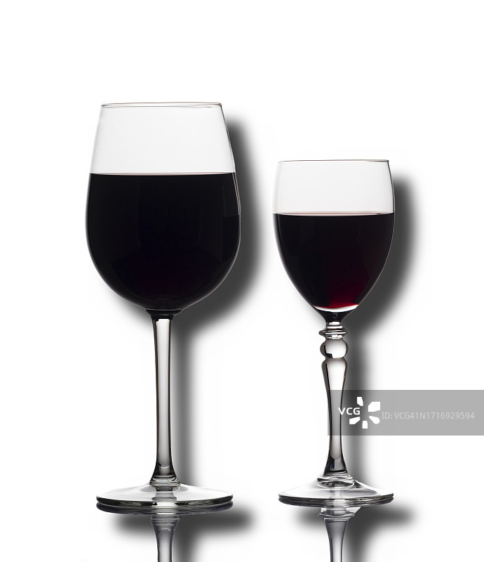 白色背景下带有阴影的两个红酒杯图片素材