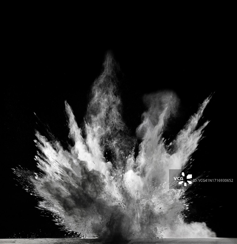 黑色背景上带有烟雾和尘埃颗粒冲击波的冲击和爆炸图片素材