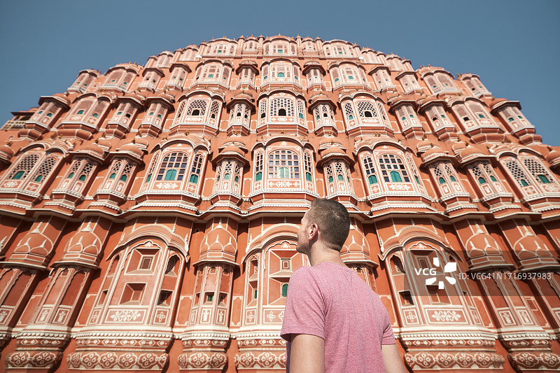 游客在斋浦尔欣赏哈瓦 Mahal 宫殿图片素材