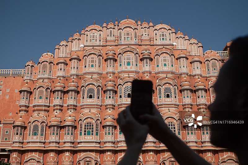游客在斋浦尔拍摄哈瓦 Mahal 宫殿图片素材