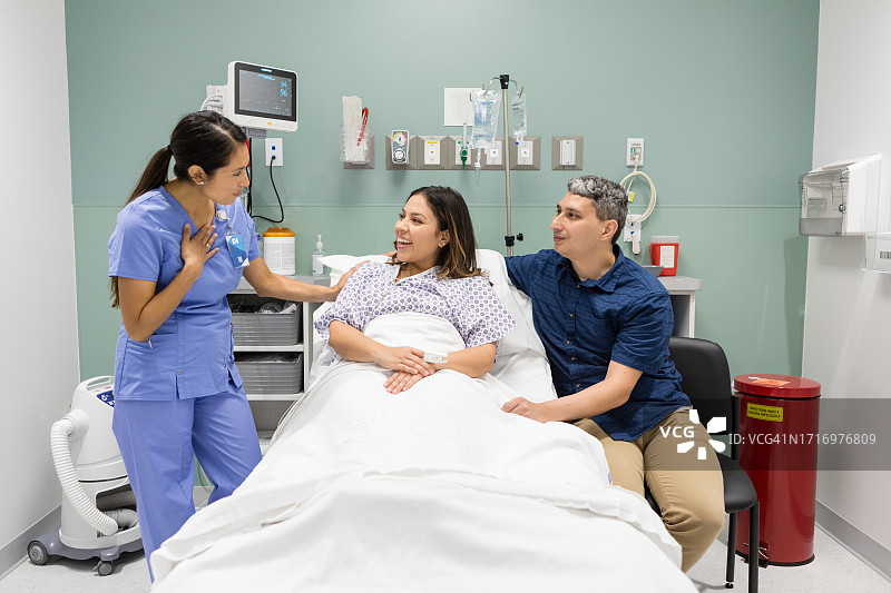 在丈夫身边，女病人与女护士交谈图片素材
