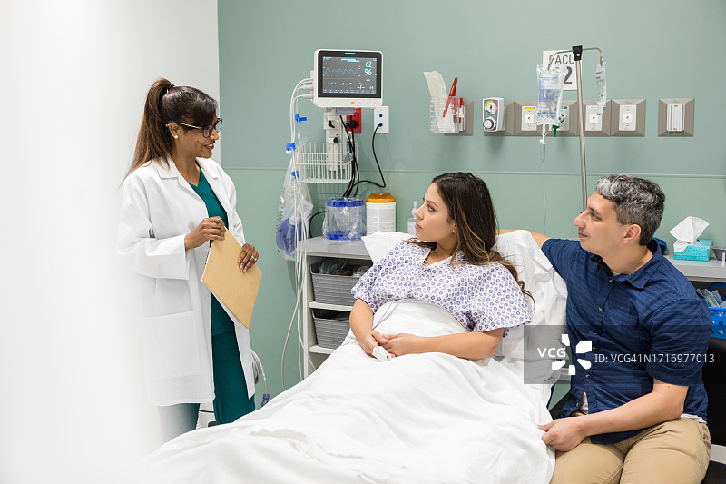 年轻情侣听女医生分享妻子的検査结果图片素材