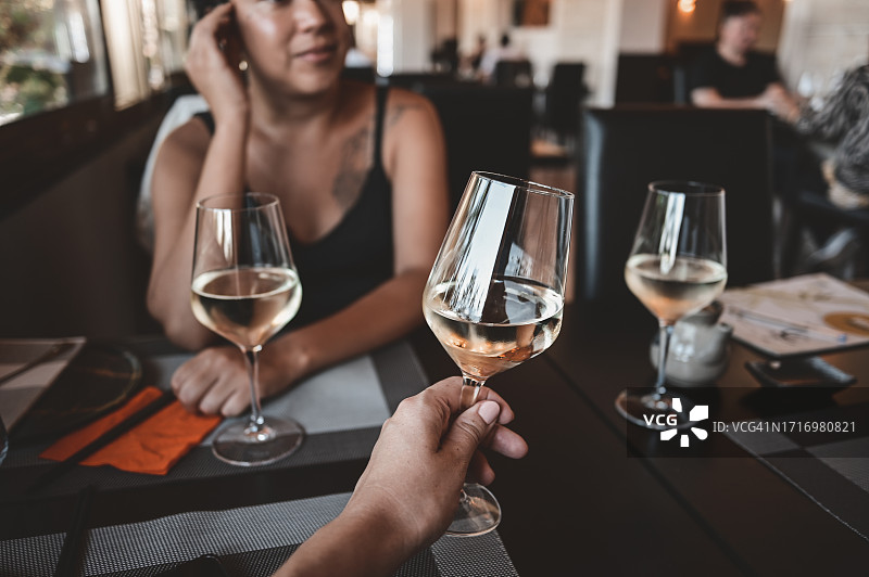 餐厅里的白葡萄酒杯特写图片素材