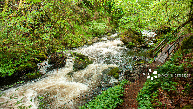 Doon河畔的人行道图片素材