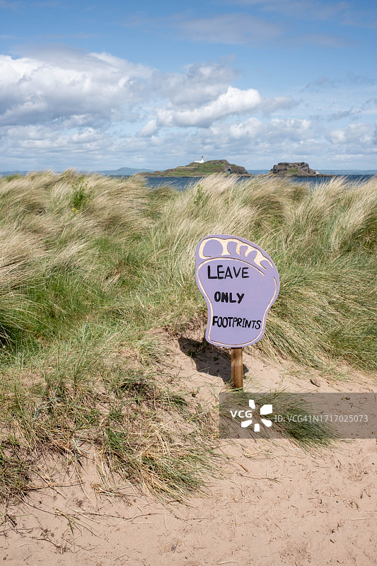步行至福斯湾的耶洛克雷格海滩（苏格兰）图片素材