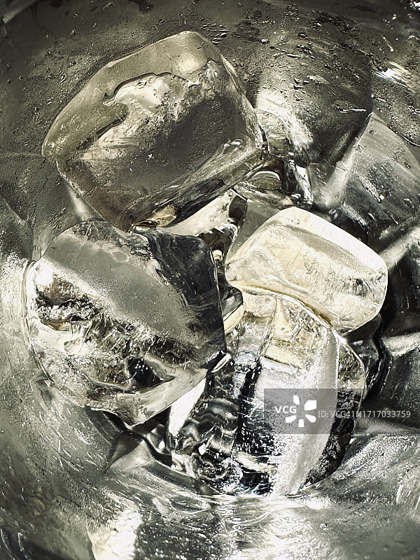 玻璃杯中未融化的冰块图片素材