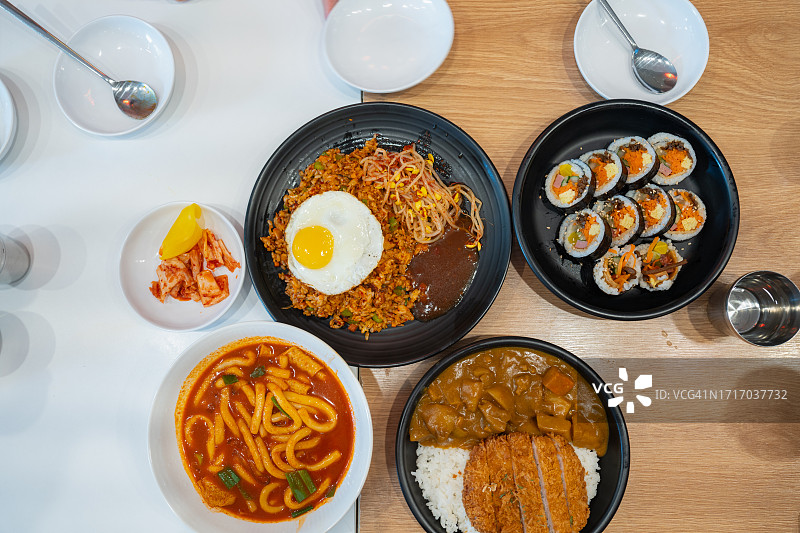 韩国传统美食：鱼酱、泡菜和炒年糕图片素材