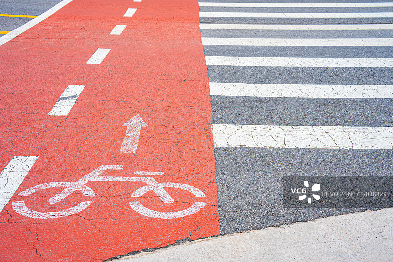 城市沥青街道上的橙色自行车标志图片素材