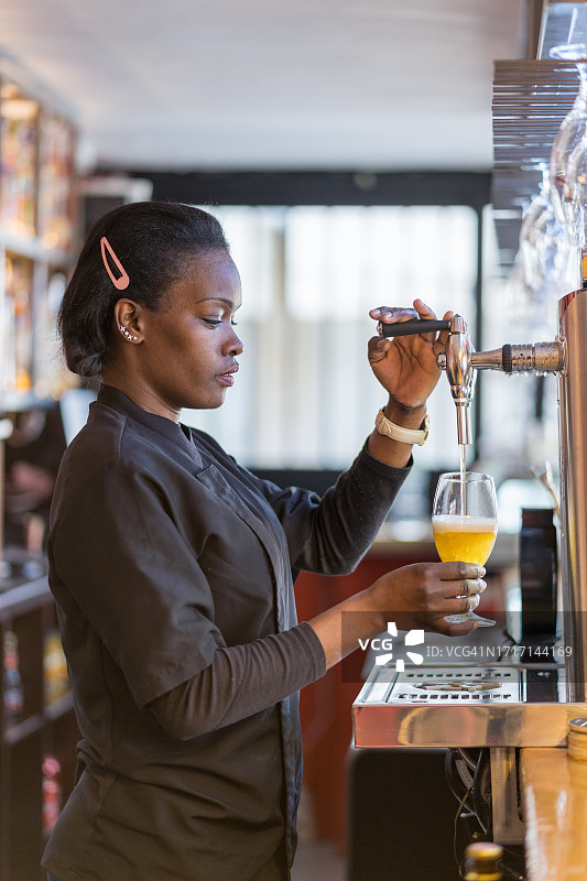 调酒师倒啤酒入杯图片素材