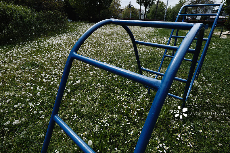 春日里的单杠图片素材