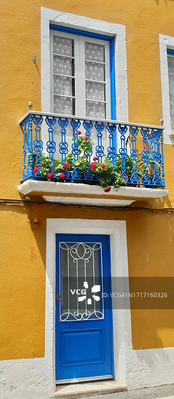 亚速尔蓬塔德尔加达的黄色房子图片素材