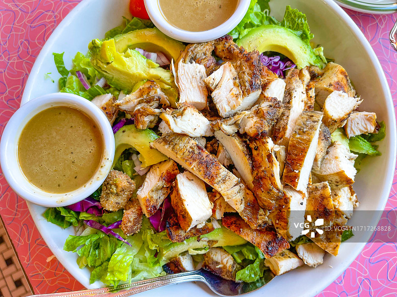 牛油果鸡肉沙拉特写图片素材