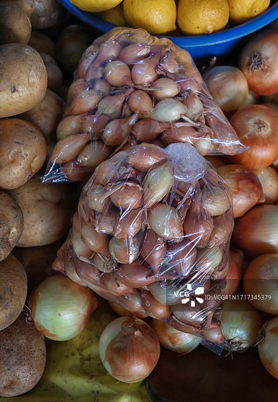市场上出售的小洋葱高角度景观图片素材