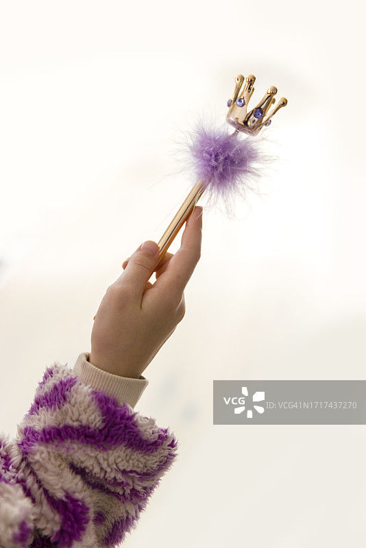 拿着魔杖的女孩图片素材