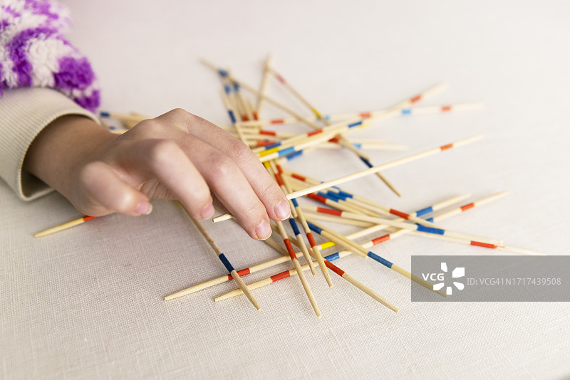 女孩玩挑棍游戏图片素材