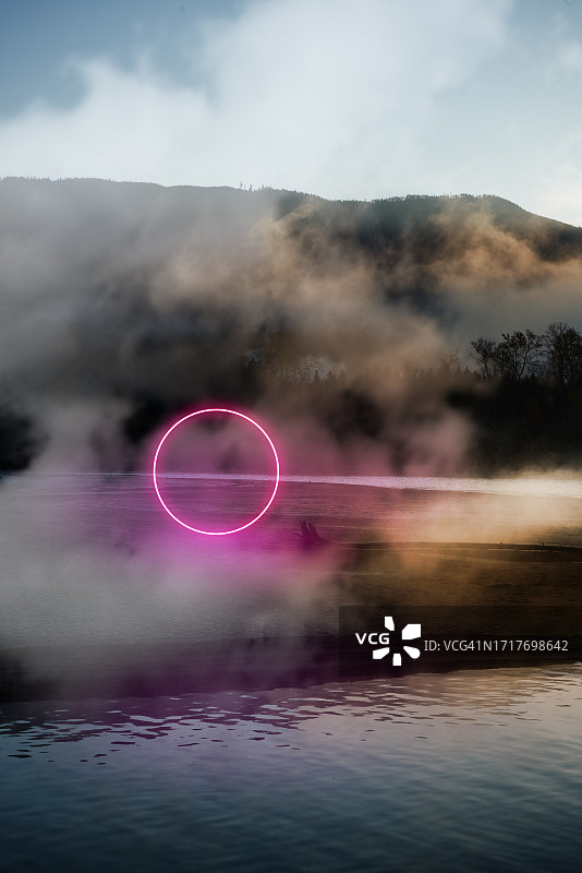晨雾中河流上的霓虹灯圈图片素材